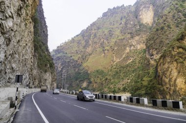 Bhuntar, Himachal Pradesh, Hindistan, 27 Temmuz 2022. Hindistan 'ın Himachal Pradesh, Hindistan' daki Bhuntar-Manali otoyolundaki Hindistan Himalayaları 'nın dağlarından geçen asfalt yol manzarası..