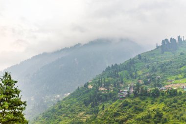 Manyakça, himachal pradesh, Hindistan 'daki Parvati vadisinde küçük köyler ve renkli yerel evler..