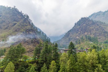 Manyakça, himachal pradesh, Hindistan 'daki Parvati vadisinde küçük köyler ve renkli yerel evler..