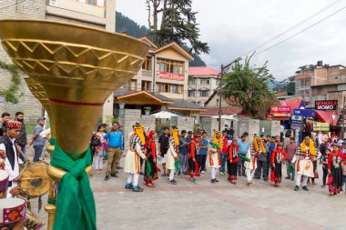 Manali, Himachal Pradesh, Hindistan, 2 Temmuz 2022. Kullu ve Manali halkı, Manali alışveriş yolu üzerinde geleneksel kıyafetle Nati Dance (Chola kalgi) yaparak Kullu Manali 'nin zengin kültürü Himachal Pradesh Hindistan' ı temsil ediyor..