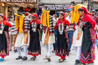 Manali, Himachal Pradesh, Hindistan, 2 Temmuz 2022. Kullu ve Manali halkı, Manali alışveriş yolu üzerinde geleneksel kıyafetle Nati Dance (Chola kalgi) yaparak Kullu Manali 'nin zengin kültürü Himachal Pradesh Hindistan' ı temsil ediyor..