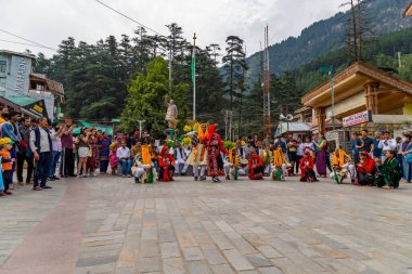 Manali, Himachal Pradesh, Hindistan, 2 Temmuz 2022. Kullu ve Manali halkı, Manali alışveriş yolu üzerinde geleneksel kıyafetle Nati Dance (Chola kalgi) yaparak Kullu Manali 'nin zengin kültürü Himachal Pradesh Hindistan' ı temsil ediyor..
