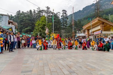 Manali, Himachal Pradesh, Hindistan, 2 Temmuz 2022. Kullu ve Manali halkı, Manali alışveriş yolu üzerinde geleneksel kıyafetle Nati Dance (Chola kalgi) yaparak Kullu Manali 'nin zengin kültürü Himachal Pradesh Hindistan' ı temsil ediyor..