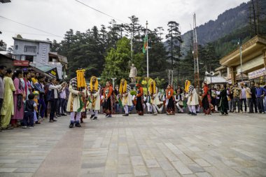 Manali, Himachal Pradesh, Hindistan, 2 Temmuz 2022. Kullu ve Manali halkı, Manali alışveriş yolu üzerinde geleneksel kıyafetle Nati Dance (Chola kalgi) yaparak Kullu Manali 'nin zengin kültürü Himachal Pradesh Hindistan' ı temsil ediyor..