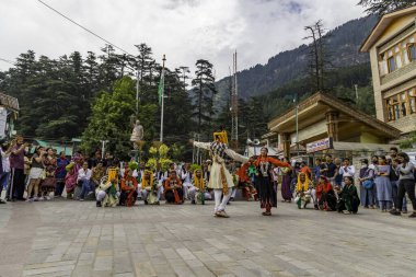 Manali, Himachal Pradesh, Hindistan, 2 Temmuz 2022. Kullu ve Manali halkı, Manali alışveriş yolu üzerinde geleneksel kıyafetle Nati Dance (Chola kalgi) yaparak Kullu Manali 'nin zengin kültürü Himachal Pradesh Hindistan' ı temsil ediyor..