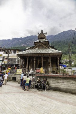 Manali, Himachal Pradesh, Hindistan, 2 Temmuz 2022. Durga mata tapınağı, Hindistan 'ın Himachal Pradesh eyaletinin Manali kasabasındaki alışveriş merkezi caddesinde bulunan bir Hindu tapınağıdır..