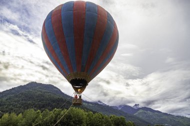 Manali, Himachal Pradesh, Hindistan, 3 Temmuz 2022. Manali beas nehri üzerinde sıcak balon, Himachal Hindistan 'ın Himalayalar' ında küçük güzel bir kasaba..