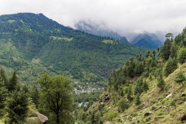 Himachal Pradesh Hindistan 'daki Jogini şelalesi yakınlarındaki Manali ve Beas nehirlerinin dağ ve vadilerinin manzarası.