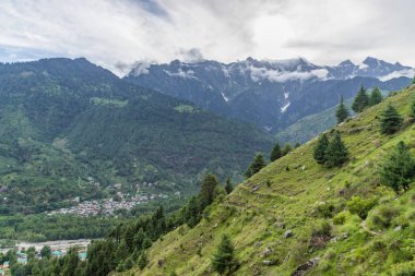 Himachal Pradesh Hindistan 'daki Jogini şelalesi yakınlarındaki Manali ve Beas nehirlerinin dağ ve vadilerinin manzarası.