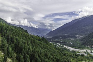 Himachal Pradesh Hindistan 'daki Jogini şelalesi yakınlarındaki Manali ve Beas nehirlerinin dağ ve vadilerinin manzarası.