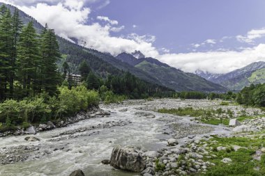 Himachal Pradesh Hindistan 'daki Jogini şelalesi yakınlarındaki Manali ve Beas nehirlerinin dağ ve vadilerinin manzarası.
