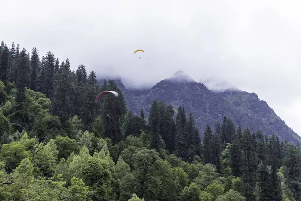 HImachal Pradesh Hindistan 'daki Manali yakınlarındaki Solang vadisinde paragliding.