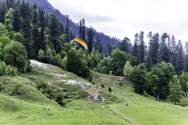 Hindistan 'daki Himachal Pradesh Dağları' ndaki Atletizm Tüneli yakınlarındaki Burwa Dağları 'nın manzarası. Kuzey Hindistan 'da bir dağ geçidi Manali, Himachal Pradesh, Hindistan