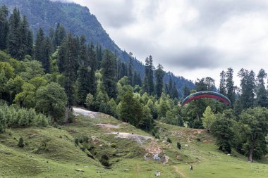 Hindistan 'daki Himachal Pradesh Dağları' ndaki Atletizm Tüneli yakınlarındaki Burwa Dağları 'nın manzarası. Kuzey Hindistan 'da bir dağ geçidi Manali, Himachal Pradesh, Hindistan