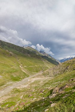 Akşam Jabber Point 'teki güzel Himalaya dağ manzarası ve Lahul' daki Chenab nehri, Gramphu-Batal-Kaza yolu Himachal Pradesh, Hindistan