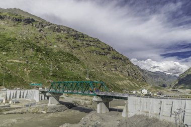 Lahul, Himachal Pradesh, Hindistan, 4 Temmuz 2022. Chandra nehir köprüsü Atal tüneli yakınlarındaki kuzey portalı Manali ve Lahaul kasabalarını birbirine bağlayan Himachal Pradesh Hindistan.