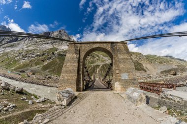 Himalaya dağlarının yol manzarası Chatru 'dan batal' a Jilang, Lahaul, Himachal Pradesh Hindistan 'daki gramphu-batal-kaza yolunda.. 