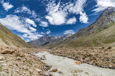 Himalaya Dağları 'nın Jilang' daki manzarası ve Lahaul 'daki Chenab Nehri, Gramphu-batal-kaza Yolu, Himachal Pradesh, Hindistan