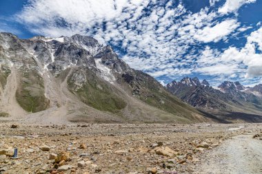 Himalaya dağlarının batal ve chenab nehirlerindeki güzel manzarası Lahaul, gramphu-batal-kaza road himachal pradesh, Hindistan