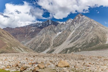 Himalaya dağlarının batal ve chenab nehirlerindeki güzel manzarası Lahaul, gramphu-batal-kaza road himachal pradesh, Hindistan