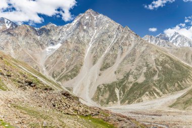 Himalaya dağlarının batal ve chenab nehirlerindeki güzel manzarası Lahaul, gramphu-batal-kaza road himachal pradesh, Hindistan