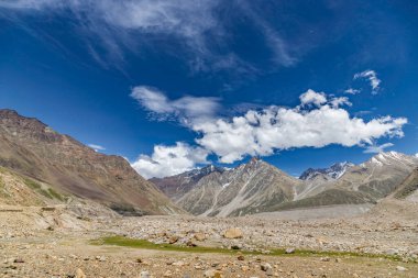 Himalaya dağlarının batal ve chenab nehirlerindeki güzel manzarası Lahaul, gramphu-batal-kaza road himachal pradesh, Hindistan