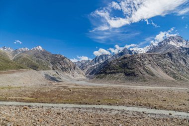Himalaya dağlarının batal ve chenab nehirlerindeki güzel manzarası Lahaul, gramphu-batal-kaza road himachal pradesh, Hindistan