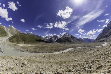 Himalaya dağlarının batal ve chenab nehirlerindeki güzel manzarası Lahaul, gramphu-batal-kaza road himachal pradesh, Hindistan