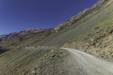 Himalaya Dağları Batal 'dan Chandratal' a giden yolun Lahaul 'daki manzarası, Himachal Pradesh Hindistan. 