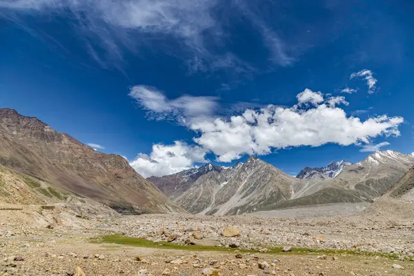 Himalaya dağlarının batal ve chenab nehirlerindeki güzel manzarası Lahaul, gramphu-batal-kaza road himachal pradesh, Hindistan
