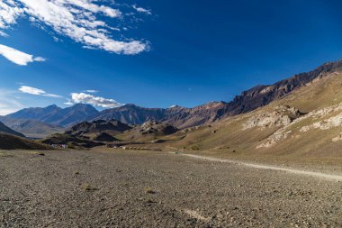 Himalaya Dağları 'nın Lahaul' daki Chandrataal kampındaki manzarası ve Hindistan 'daki Spiti Vadisi Himachal Pradesh.