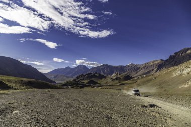 Himalaya Dağları 'nın Lahaul' daki Chandrataal kampındaki manzarası ve Hindistan 'daki Spiti Vadisi Himachal Pradesh.