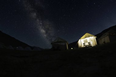 Spiti Vadisi 'ndeki Chandrataal kampındaki Samanyolu ve Hindistan' daki Lahaul Himachal Pradesh 'in nefes kesici manzarası.