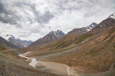Himalaya 'nın Dhar Pallamo ve Chenab nehir yolunun batal' dan Chandratal 'a uzanan lahaul ve spiti, himachal pradesh, Hindistan' daki güzel manzarası.