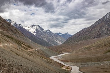 Himalaya 'nın Dhar Pallamo ve Chenab nehir yolunun batal' dan Chandratal 'a uzanan lahaul ve spiti, himachal pradesh, Hindistan' daki güzel manzarası.