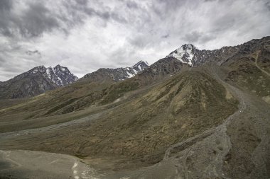 Himalaya 'nın Dhar Pallamo ve Chenab nehir yolunun batal' dan Chandratal 'a uzanan lahaul ve spiti, himachal pradesh, Hindistan' daki güzel manzarası.