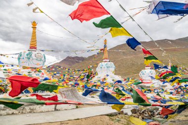  Kunzum geçidi 4.590 metrede Himalayalar 'ın kunzum dağlarında yüksek bir dağ geçididir. Spiti, Himachal Pradesh, Hindistan 'daki Kunzum Geçidi' nde duacı bayraklarının görüntüsü.