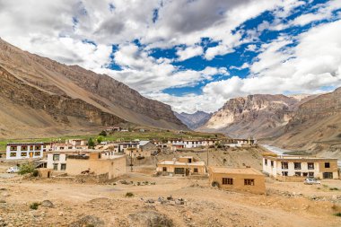 Spiti Vadisi 'ndeki Pangmo köyü. Pangmo köyü, Hindistan 'ın başkenti Himachal Pradesh' te bulunan Spiti tehsil 'de yer almaktadır..