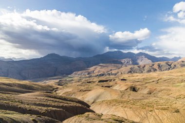 Himalayalar 'daki Spiti Vadisi' nin soğuk çölündeki langza dağlarının manzarası. Milyonlarca yıl önce Hindistan 'daki Spiti Vadisi himachal Pradesh' te Tetis Denizi 'nde bulunan deniz hayvanlarının fosilleriyle ünlüdür..