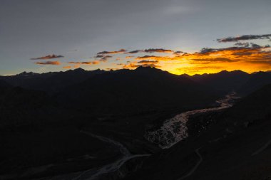 Himalaya dağları ve günbatımı manzarası dhar lung wooh in kaza, himachal pradesh, Hindistan.