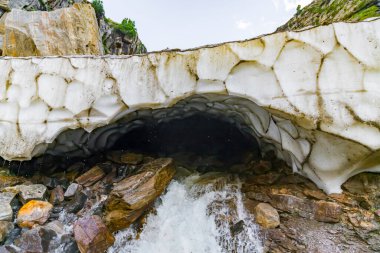 Akşamları eriyen buzullarla dolu güzel Himalaya dağ manzarası Lahaul, gramphu-batal-kaza road himachal pradesh, Hindistan.