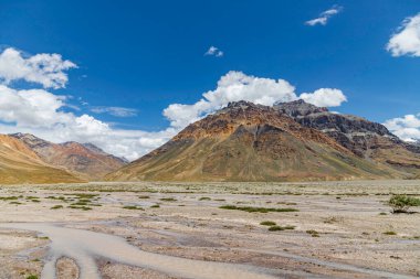 Himalaya Dağları, Dhar Tanve 'deki Spiti Vadisi' ne bakıyor. Gramphu-batal-kaza Yolu, Himachal Pradesh, Hindistan..