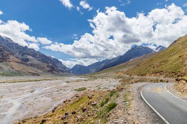 Himalaya Dağları, Dhar Tanve 'deki Spiti Vadisi' ne bakıyor. Gramphu-batal-kaza Yolu, Himachal Pradesh, Hindistan..