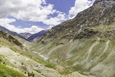 Hindistan 'ın Himachal Pradesh eyaletindeki Lahaul ve Spiti bölgesinde bulunan Bhag Nehri ve Barsi Köprüsü yakınlarındaki Himalaya dağlarının manzarası..
