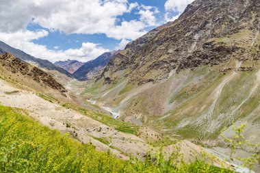 Hindistan 'ın Himachal Pradesh eyaletindeki Lahaul ve Spiti bölgesinde bulunan Bhag Nehri ve Barsi Köprüsü yakınlarındaki Himalaya dağlarının manzarası..