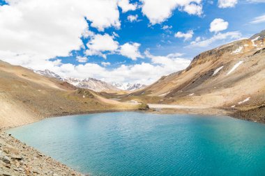 Suraj tal, lahaul ve spiti vadilerinde tso kamtsi veya surya tal olarak da bilinir, eriyen karla ve Kuzey Hindistan 'da parlak mavi suyla kaplı güzel yüksek dağ sırası..
