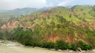  Aut, himachal pradesh, Hindistan, 27 Haziran 2022. Himalaya dağlarının manzarası ve Hindistan 'ın Himachal Pradesh eyaletindeki Kullu Vadisi yakınlarındaki Beas Nehri.