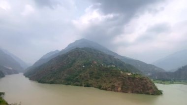 Himalaya Dağları 'nın güzel manzarası ve Hindistan' ın Himachal Pradesh eyaletindeki Pandoh Baraj Barajı 'ndaki Beas Nehri.