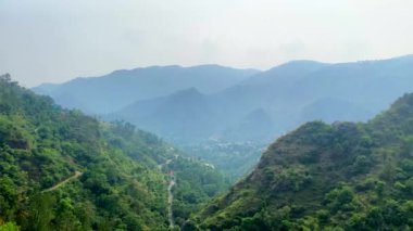 Hindistan 'ın Himachal Pradesh eyaletindeki Shimla' da akşam vakti Himalaya dağlarının manzarası.