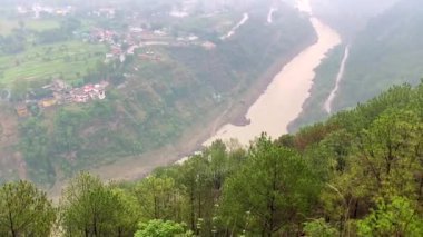 Hindistan 'ın Himachal Pradesh eyaletindeki bilaspur' da Himalaya dağları ve sutlej nehrinin manzarası.